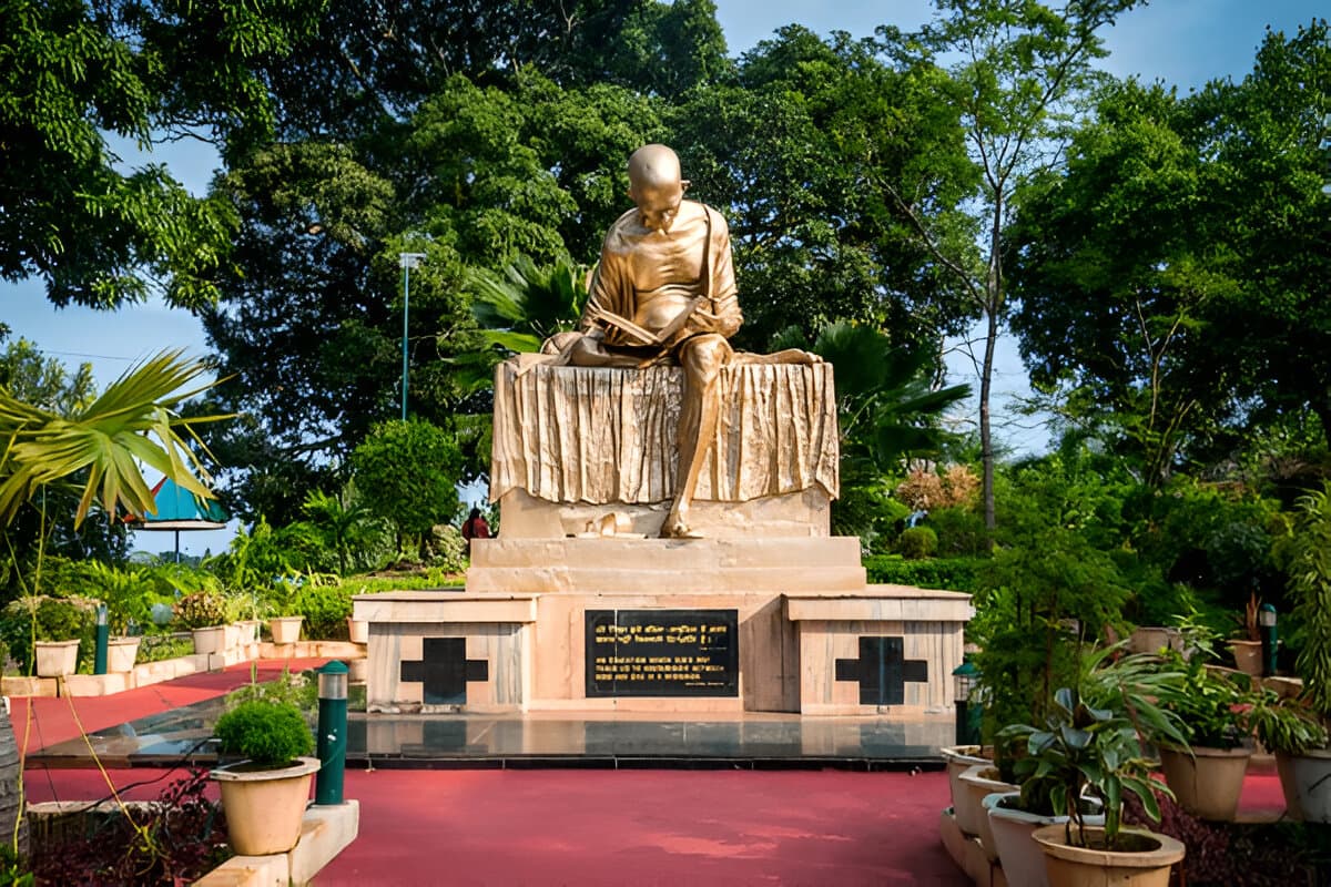 mahatma gandhi statue